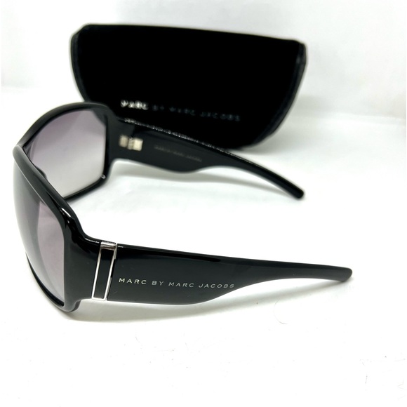 MARC by MARC JACOBSđź’ĄSOLD OUTđź’ĄUnisex Black Frame Sunglasses - Picture 3 of 10